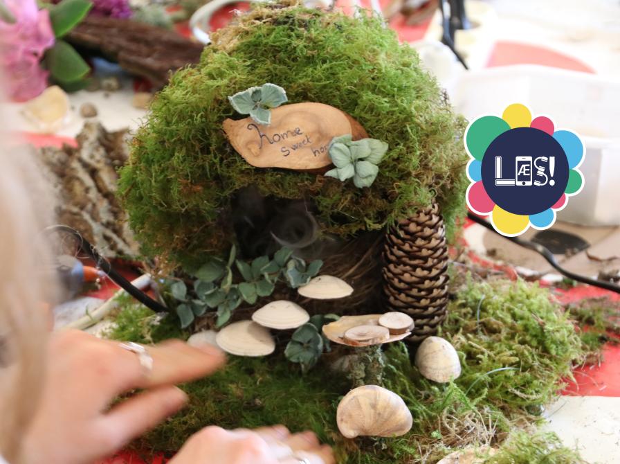 En lille alfehule lavet af mos, grankogler svampe og andet, der er fundet i skoven